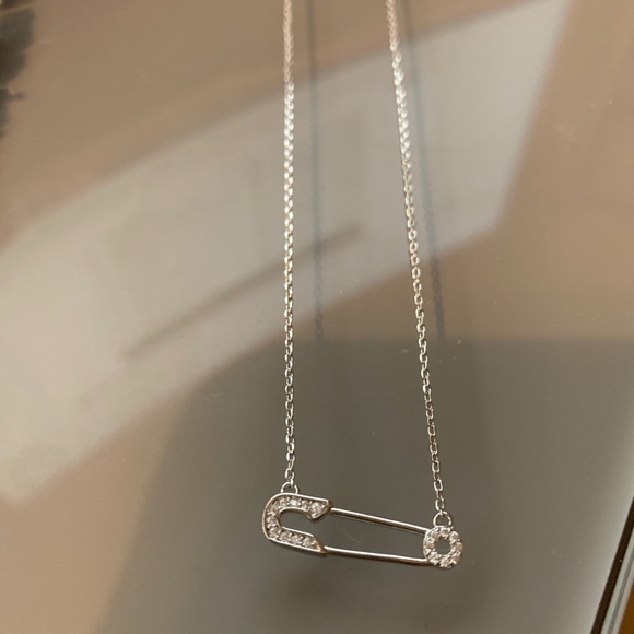 NWOT ADORNIA Silver Safety Pin 🧷 Necklace